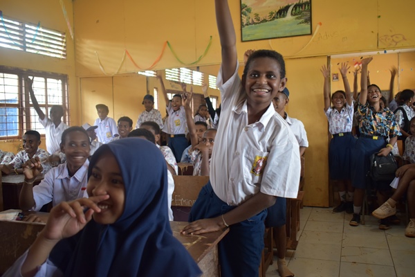 Antusias siswa-siswi SMPN Satu Atap Camp 19, Distrik Jair, Kabupaten Boven Digoel saat mengikuti kegiatan – Surya Papua/IST