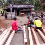 Babinsa Koramil 1707-17-Elikobel Kodim 1707 Merauke, Serda La Rahi sedang menggergaji balok – Surya Papua/IST