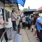 Enam warga yang mabuk sedang diberikan pembinaan sebelum dipulangkan – Surya Papua/IST