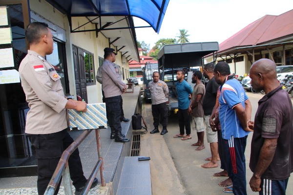 Enam warga yang mabuk sedang diberikan pembinaan sebelum dipulangkan – Surya Papua/IST