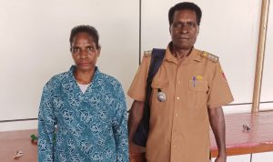 Kepala Distrik Kontuar, Frederikus Buer sedang foto bersama isteri tercinta – Surya Papua/Frans Kobun