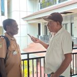 Kepala Distrik Kontuar, Frederikus Buer sedang diwawancarai – Surya Papua/Frans Kobun
