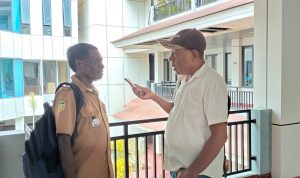 Kepala Distrik Kontuar, Frederikus Buer sedang diwawancarai – Surya Papua/Frans Kobun