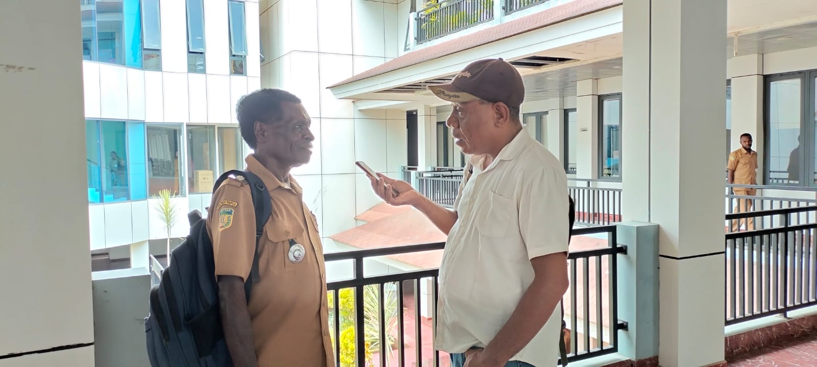 Kepala Distrik Kontuar, Frederikus Buer sedang diwawancarai – Surya Papua/Frans Kobun