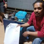 Kepala Seksi Bina Administrasi Pemerintahan Kampung di Dinas Pemerintahan Kampung (PMK) Kabupaten Merauke, Gaspar CH Silubun sedang menunjuk bukti-bukti – Surya Papua/Frans Kobun