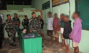 Para pelajar yang diciduk Satgas pamtas RI-PNG karena membawa ganja – Surya Papua/IST