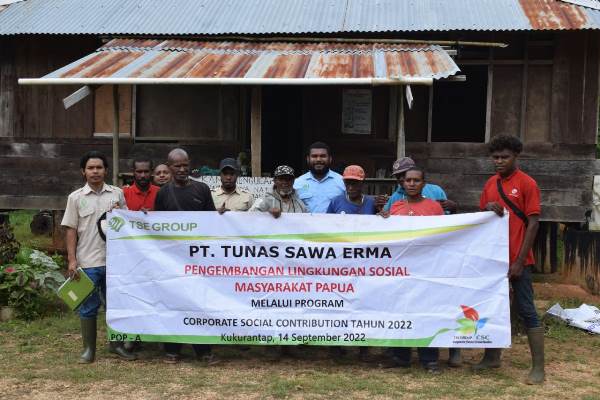 Foto bersama masyarakat usai melakukan dialog – Surya Papua/IST