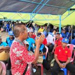 Petani di SP-3, Distrik Tanah Miring sedang mendengar arahan Bupati Merauke, Romanus Mbaraka – Surya Papua/IST