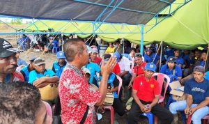 Petani di SP-3, Distrik Tanah Miring sedang mendengar arahan Bupati Merauke, Romanus Mbaraka – Surya Papua/IST