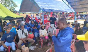 Bupati Merauke, Romanus Mbaraka sedang berdialog dengan masyarakat di SP-3, Distrik Tanah Miring – Surya Papua/IST