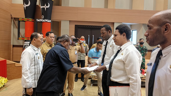 Pelepasan tanda peserta CPNS oleh perwakilan yang dilakukan Bupati Merauke, Romanus Mbaraka – Surya Papua/Ichal Ukat 