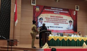 Bupati Merauke, Romanus Mbaraka saat memukul tifa sekaligus menutup pendidikan latihan dasar CPNS – Surya Papua/Ichal Ukat