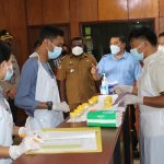 Pengambilan sampel urine karyawan untuk pemeriksaan kesehatan berkaitan dengan narkoba – Surya Papua/IST