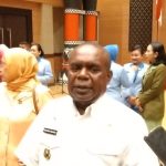 Bupati Merauke, Romanus Mbaraka saat memberikan keterangan pers kepada sejumlah wartawan – Surya Papua/ Yulianus Bwariat