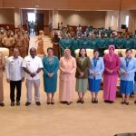 Foto bersama Bupati Merauke, Romanus Mbaraka bersama ibu-ibu ketua tim penggerak PKK tingkat kabupaten dan distrik – Surya Papua/Yulianus Bwariat
