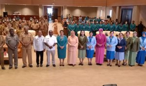 Foto bersama Bupati Merauke, Romanus Mbaraka bersama ibu-ibu ketua tim penggerak PKK tingkat kabupaten dan distrik – Surya Papua/Yulianus Bwariat