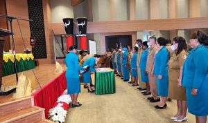 Ketua Tim Penggerak PKK Kabupaten Merauke, Imelda Carolina Mbaraka sedang melantik 22 tim penggerak PKK tingkat distrik – Surya Papua/Ichal Ukat