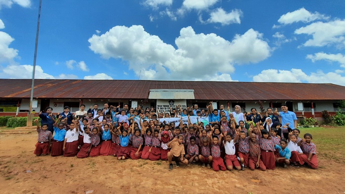 Foto bersama dengan anak-anak di SD YPK Harapan Selin, Kabupaten Merauke – Surya Papua/IST