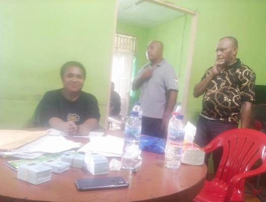 Ribuan kartu keluarga dan e-KTP yang siap diserahkan kepada masyarakat di enam kampung di Distrik Tabonji – Surya Papua/IST