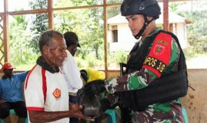 Pembagian sembako kepada masyarakat di Kampung Kombut, Kabupaten Boven Digoel – Surya Papua/IST