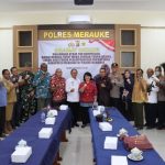 Wakil Bupati Merauke, H. Riduwan bersama Muspida foto bersama Tim Kompolnas RI – Surya Papua/IST