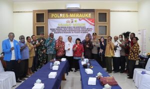 Wakil Bupati Merauke, H. Riduwan bersama Muspida foto bersama Tim Kompolnas RI – Surya Papua/IST