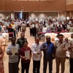 Foto bersama masyarakat penerima sertifikat tanah – Surya Papua/Yulianus Bwariat