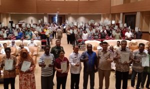 Foto bersama masyarakat penerima sertifikat tanah – Surya Papua/Yulianus Bwariat