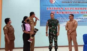 Kepala Dispora Kabupaten Merauke, Mike Walinaulik sedang membuka LKTD yang diikuti 50 pelajar – Surya Papua/IST