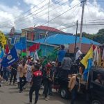 Ratusan mahasiswa sedang melakukan longmarch dengan jalan kaki dari Libra ke Kantor DPRD Merauke – Surya Papua/Frans Kobun