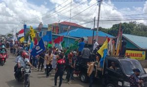 Ratusan mahasiswa sedang melakukan longmarch dengan jalan kaki dari Libra ke Kantor DPRD Merauke – Surya Papua/Frans Kobun