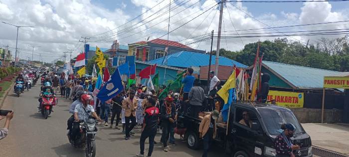 Ratusan mahasiswa sedang melakukan longmarch dengan jalan kaki dari Libra ke Kantor DPRD Merauke – Surya Papua/Frans Kobun