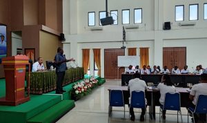 Bupati Merauke, Romanus Mbaraka saat memberikan arahan kepada para kepala distrik – Surya Papua/Ichal Ukat