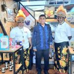 Kepala Dinas Pariwisata dan Kebudayaan Kabupaten Merauke, Benhur Rentandatu saat foto bersama pengelola madu pokos Yanggandursaat pameran AKI di Ambon – Surya Papua/IST