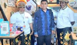 Kepala Dinas Pariwisata dan Kebudayaan Kabupaten Merauke, Benhur Rentandatu saat foto bersama pengelola madu pokos Yanggandursaat pameran AKI di Ambon – Surya Papua/IST