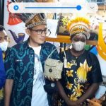 Menteri Pariwisata Ekonomi Kreatif RI, Sandiaga Uno saat mengunjung stand madu pokos dari Yanggandur, Distrik Sota, Kabupaten Merauke – Surya Papua/IST
