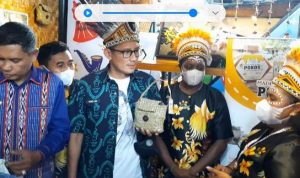 Menteri Pariwisata Ekonomi Kreatif RI, Sandiaga Uno saat mengunjung stand madu pokos dari Yanggandur, Distrik Sota, Kabupaten Merauke – Surya Papua/IST