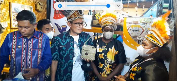 Menteri Pariwisata Ekonomi Kreatif RI, Sandiaga Uno saat mengunjung stand madu pokos dari Yanggandur, Distrik Sota, Kabupaten Merauke – Surya Papua/IST