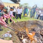 Bupati Merauke, Romanus Mbaraka bersama sejumlah pejabat lain sedang melakukan pemusnahan daging – Surya Papua/Ichal Ukat