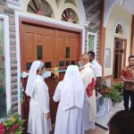 Pengguntingan pita oleh Vikjen KAMe, Pastor Hendrokus Kariwob, MSC – Surya Papua/Frans Kobun