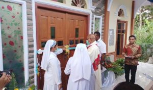 Pengguntingan pita oleh Vikjen KAMe, Pastor Hendrokus Kariwob, MSC – Surya Papua/Frans Kobun
