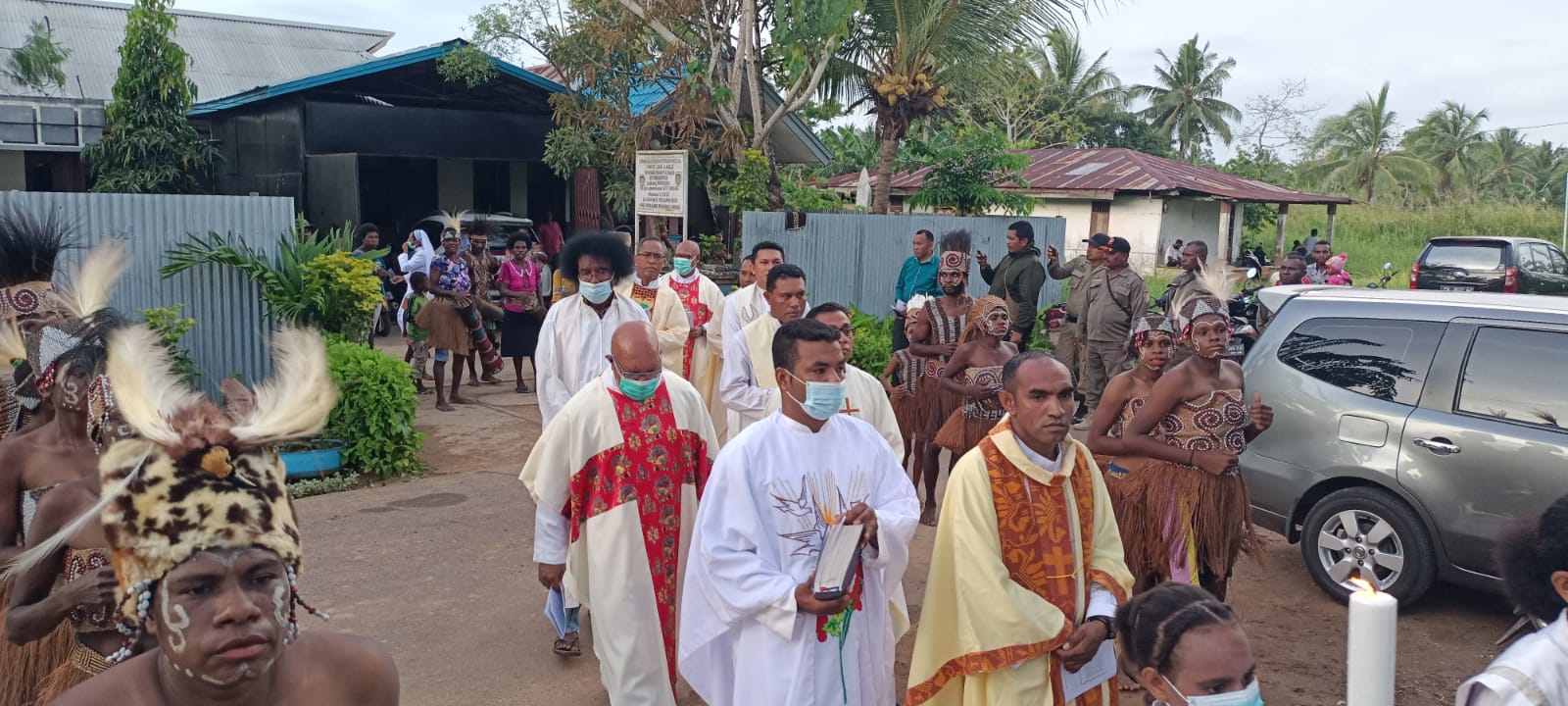 Para pastor sedang diarak dengan tarian – Surya Papua/Frans Kobun