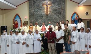 Foto bersama Bupati Merauke, Romanus Mbaraka bersama para pastor dan suster-suster ALMA – Surya Papua/Frans Kobun