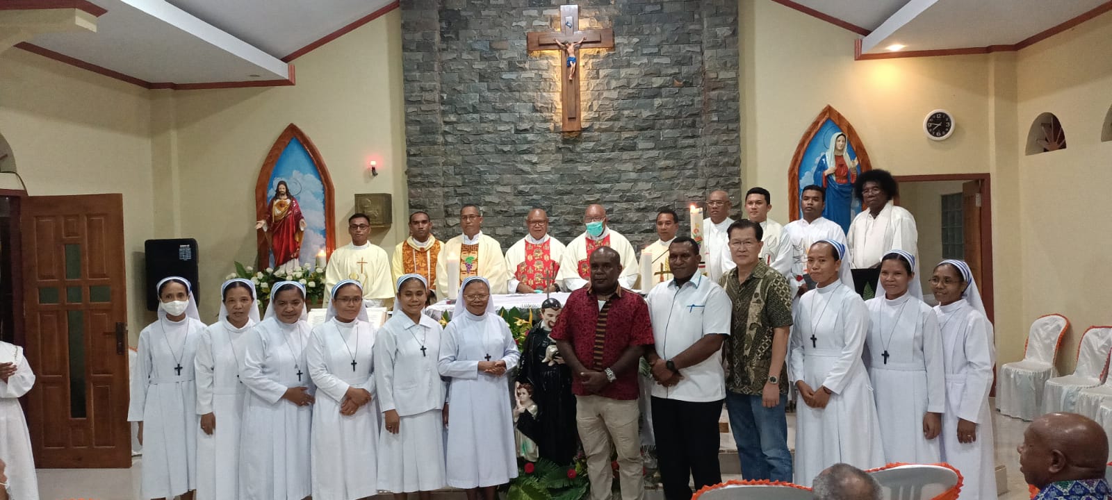 Foto bersama Bupati Merauke, Romanus Mbaraka bersama para pastor dan suster-suster ALMA – Surya Papua/Frans Kobun