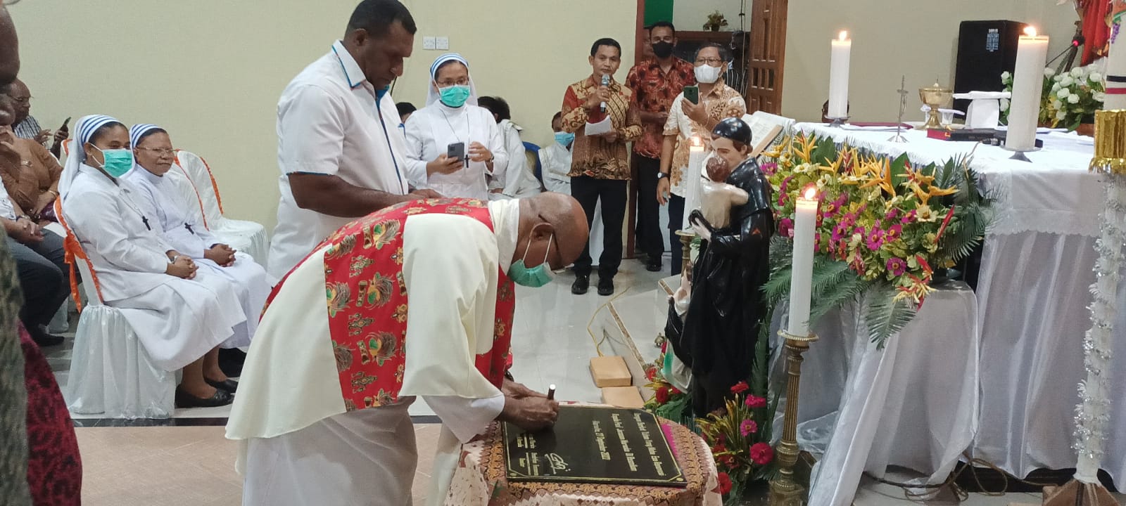 Vikjen KAMe, Pastor Hendrikus Kariwob, MSC ikut menandatangani prasasti juga – Surya Papua/Frans Kobun