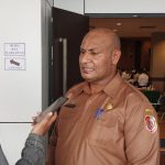 Kepala Badan Pengelola Perbatasan Kabupaten Merauke, Rekianus Samkakai sedang diwawancarai - Surya Papua/Frans Kobun