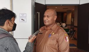 Kepala Badan Pengelola Perbatasan Kabupaten Merauke, Rekianus Samkakai sedang diwawancarai - Surya Papua/Frans Kobun