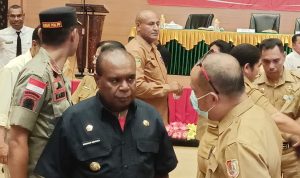 Bupati Merauke, Romanus Mbaraka sedang berdiskusi dengan Kepala Bappeda dan Litbang, Rino Tahiya- Surya Papua/Frans Kobun