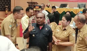 Sejumlah kepala dinas sedang konsultasi dengan Bupati Merauke, Romanus Mbaraka – Surya Papua/Frans Kobun