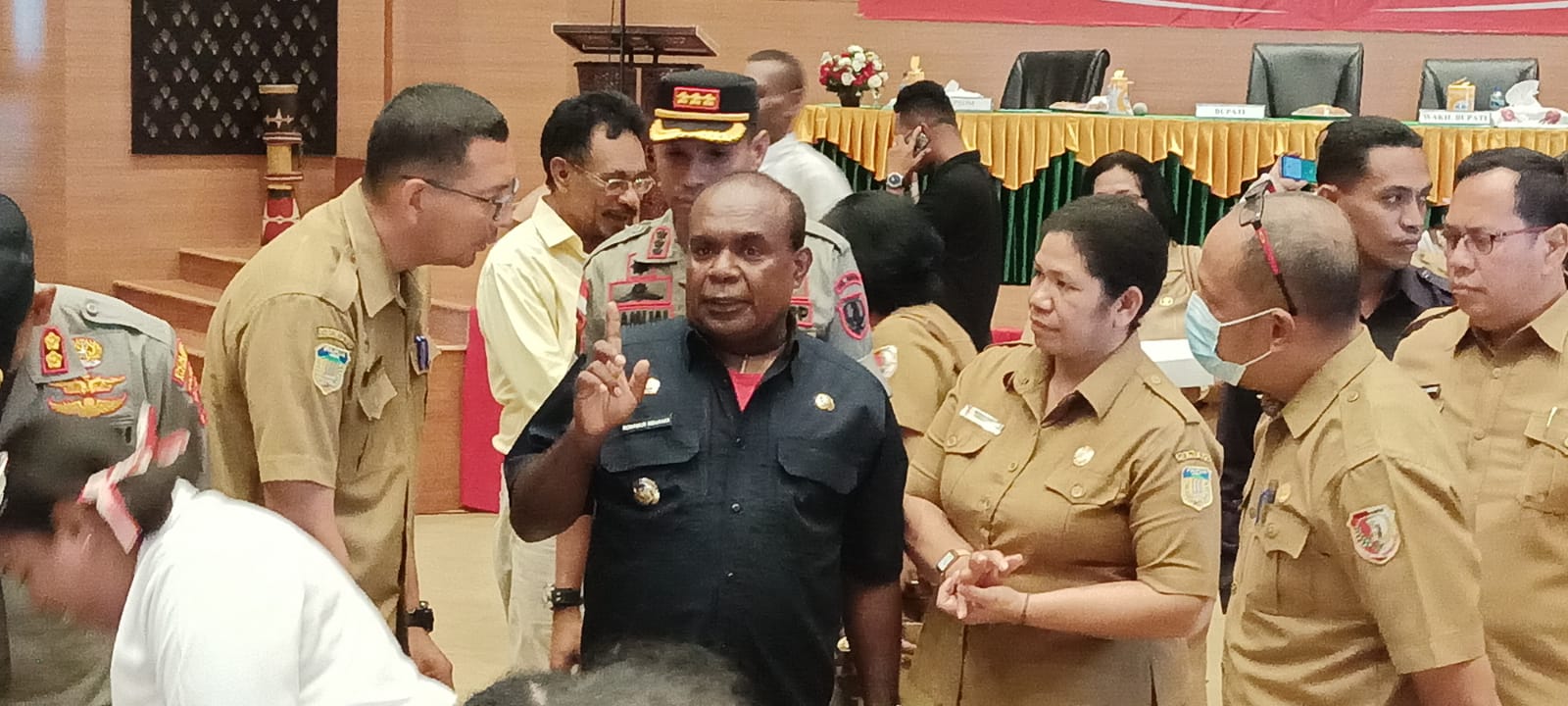 Sejumlah kepala dinas sedang konsultasi dengan Bupati Merauke, Romanus Mbaraka – Surya Papua/Frans Kobun